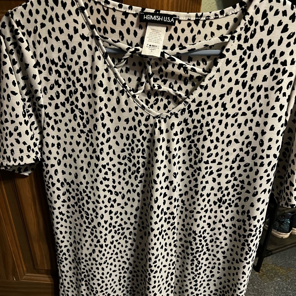 Women’s white and black top